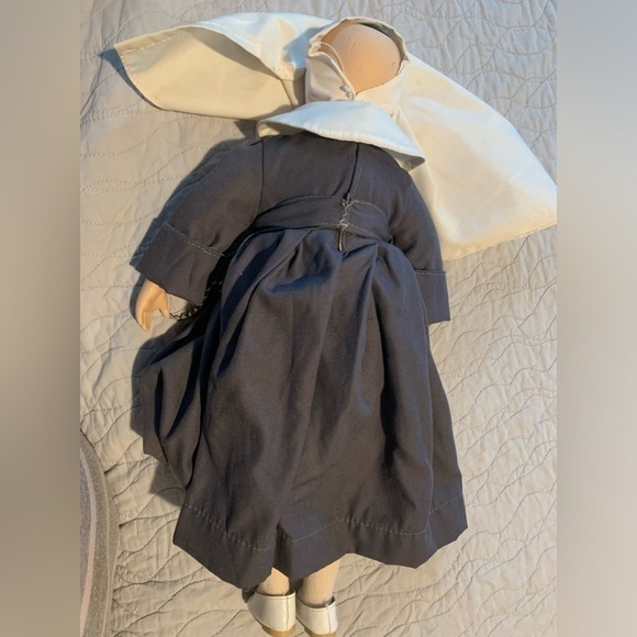 Kingstate Corp Sister Mercy Porcelain doll, with windup music box in back - Picture 6 of 10